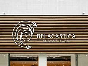 Weiße 3D Buchstaben und Logo "BELACASTICA" an einer Holzfassade. Elegante Außenwerbung für einen Kosmetiksalon.
