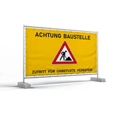 Bauzaunbanner – ein gelbes Banner, das an einem Bauzaun befestigt ist, mit der schwarzen Aufschrift "ACHTUNG BAUSTELLE" und "ZUTRITT FÜR UNBEFUGTE VERBOTEN!" sowie einem rot-weißen dreieckigen Baustellenschild mit einem arbeitenden Männchen in der Mitte.