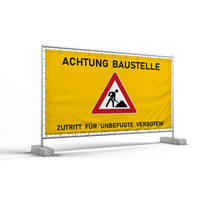 Bauzaunbanner – ein gelbes Banner, das an einem Bauzaun befestigt ist, mit der schwarzen Aufschrift "ACHTUNG BAUSTELLE" und "ZUTRITT FÜR UNBEFUGTE VERBOTEN!" sowie einem rot-weißen dreieckigen Baustellenschild mit einem arbeitenden Männchen in der Mitte.