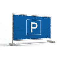 Bauzaunbanner – ein blaues Banner, das an einem Bauzaun befestigt ist, mit einem großen weißen "P" in einem abgerundeten Rahmen als Hinweis auf einen Parkplatz.