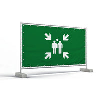 Bauzaunbanner – ein grünes Banner, das an einem Bauzaun befestigt ist, mit dem weißen Notfall-Symbol für einen Sammelplatz, das stilisierte Personen und vier nach innen gerichtete Pfeile zeigt.