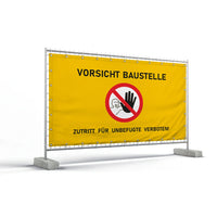 Bauzaunbanner – ein gelbes Banner, das an einem Bauzaun befestigt ist, mit der schwarzen Aufschrift "VORSICHT BAUSTELLE" und "ZUTRITT FÜR UNBEFUGTE VERBOTEN!" sowie einem rot-weißen Verbotszeichen mit einer stoppenden Hand in der Mitte.