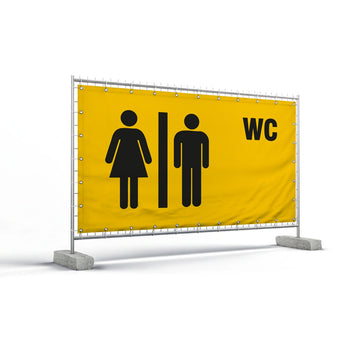 Bauzaunbanner – ein gelbes Banner, das an einem Bauzaun befestigt ist, mit schwarzen Piktogrammen für Damen- und Herrentoiletten sowie der Aufschrift WC.