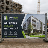 Bauzaunbanner – ein individuell bedrucktes Werbebanner für ein Bauunternehmen, das an einem Bauzaun vor einer Großbaustelle befestigt ist und neben Werbebotschaften eine Visualisierung eines modernen mehrstöckigen Wohngebäudes zeigt.