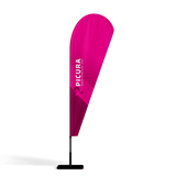 Beachflag bedrucken – Eine auffällige Beachflag in Tropfenform in kräftigem Magenta-Pink mit dem Picura Logo und Branding auf einem stabilen Standfuß für effektive Event-Werbung im Außenbereich.