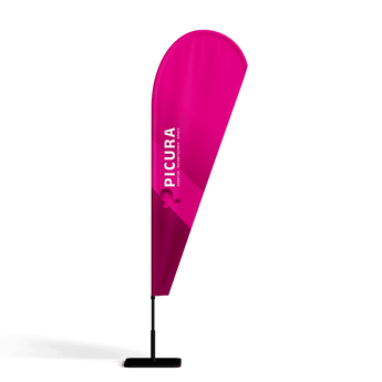 Beachflag bedrucken – Eine auffällige Beachflag in Tropfenform in kräftigem Magenta-Pink mit dem Picura Logo und Branding auf einem stabilen Standfuß für effektive Event-Werbung im Außenbereich.