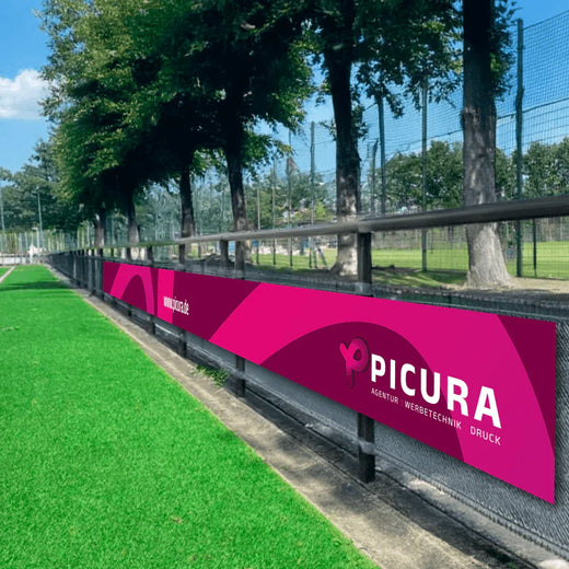 Individuell bedrucktes Bandenbanner an einem Fußballfeld