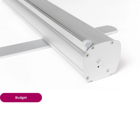 Detailansicht der Aluminium-Kassette mit Standfuß für das Modell Budget. Günstig und stabil Roll-Up Banner drucken.