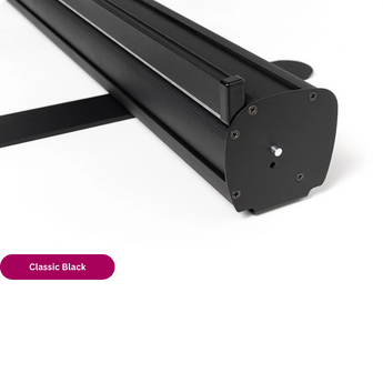 Detailansicht der schwarzen Standkassette Modell Classic Black. Perfekt, wenn Sie edle Roll-Up Banner drucken möchten.