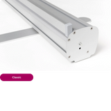 Nahaufnahme der silbernen Aluminium-Kassette vom Modell Classic. Hochwertige und robuste Roll-Up Banner drucken lassen.