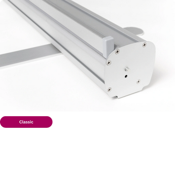 Nahaufnahme der silbernen Aluminium-Kassette vom Modell Classic. Hochwertige und robuste Roll-Up Banner drucken lassen.