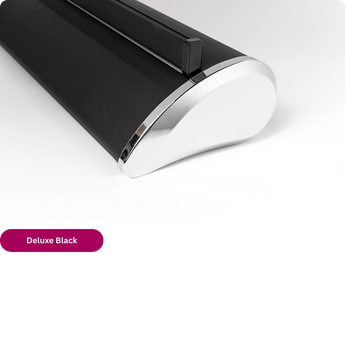 Detailansicht der eleganten, schwarzen Standkassette Modell Deluxe Black mit Chromkappen. Premium Roll-Up Banner drucken.
