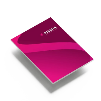 Eine rechteckige Hartschaumplatte mit pinkfarbenem Grafikdesign und Firmenlogo in der Schrägansicht. Jetzt langlebige Hartschaumplatten bedrucken.