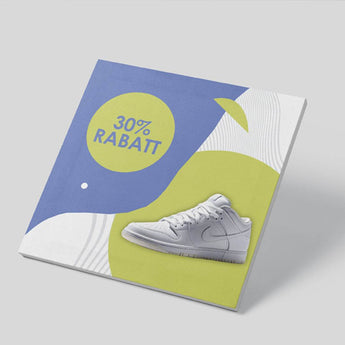 Quadratische Hartschaumplatte mit Sneaker-Motiv und „30% Rabatt“ Aufdruck. Für auffällige Verkaufsaktionen im Ladenbau hochwertige Hartschaumplatten bedrucken.