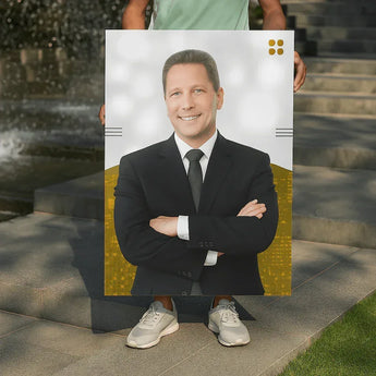 Ein Mann präsentiert eine großformatig bedruckte Hohlkammerplatte mit einem Business-Portrait vor Treppenstufen.