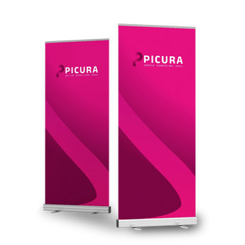Zwei magentafarbene Messeaufsteller mit PICURA-Logo in silberner Standkassette. Hochwertige Roll-Up Banner drucken lassen.