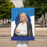 Frau hält ein großformatiges, bedrucktes Hohlkammerplakat mit Business-Motiv im Außenbereich.