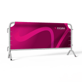 Hussen für Absperrgitter in leuchtendem Pink, bedruckt mit dem Logo der Agentur Picura, sicher befestigt an einem silbernen Metallgitter vor einem transparenten Hintergrund.