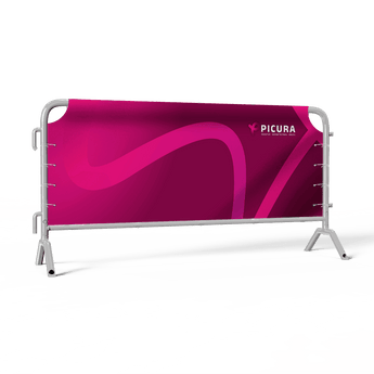Hussen für Absperrgitter in leuchtendem Pink, bedruckt mit dem Logo der Agentur Picura, sicher befestigt an einem silbernen Metallgitter vor einem transparenten Hintergrund.