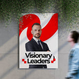 Bedruckte Hohlkammerplatte an einer Betonwand mit einem „Visionary Leaders“ Porträt-Motiv in Rot und Weiß.