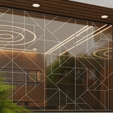 Glasfront verziert mit einem geometrischen Linienmuster. Für solch moderne Dekorationen können Sie Klebefolie drucken.