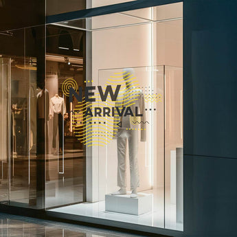 Schaufenster mit New Arrival Aufkleber vor einer Schaufensterpuppe. Für effektive Werbung individuelle Klebefolie drucken.