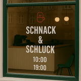 Schaufenster eines Cafés mit Schriftzug und Öffnungszeiten. Für Fensterwerbung können Sie individuelle Klebefolie drucken.