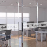 Glastür im Büro mit bedrucktem Sichtschutz-Streifen und der Aufschrift Hauptsitz. Hier individuelle Klebefolie drucken.