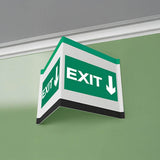Grünes Exit-Nasenschild an der Wand. In diesem Format können Sie auch Ihr individuelles Maklerschild bei uns drucken.
