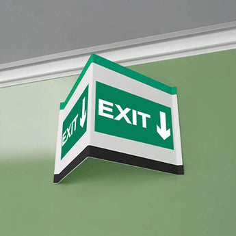 Grünes Exit-Nasenschild an der Wand. In diesem Format können Sie auch Ihr individuelles Maklerschild bei uns drucken.