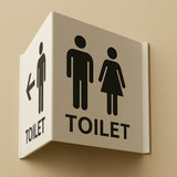 Weißes Toiletten-Nasenschild an einer Wand. Solche Schilder lassen sich auch perfekt als Maklerschild drucken.