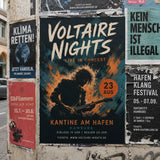 Poster drucken – ein großes Konzertplakat mit der Silhouette eines Gitarristen und leuchtenden Farbakzenten, das zusammen mit anderen Veranstaltungsplakaten an einer Wand im Außenbereich klebt.