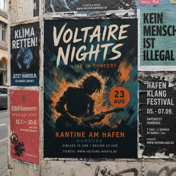 Poster drucken – ein großes Konzertplakat mit der Silhouette eines Gitarristen und leuchtenden Farbakzenten, das zusammen mit anderen Veranstaltungsplakaten an einer Wand im Außenbereich klebt.