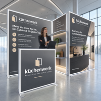 Messestand Set 11 von Picura: beleuchtete Messewand mit bedrucktem Textil, aufgebaut in einer Messehalle