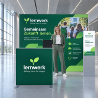 Messestand Set 04 von Picura: beleuchtete Messewand mit bedrucktem Textil, aufgebaut in einer Messehalle