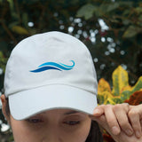 Weiße Snapback-Cap mit schlichtem Motiv auf der Vorderseite