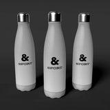 Drei weiße Isolierflaschen mit silbernem Deckel und schwarzem Aufdruck & SPORT als Beispiel, um individuelle Thermobecher bedrucken zu lassen.