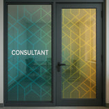 Transparente Fensteraufkleber mit geometrischem Muster und Consultant-Schriftzug auf einer Büro-Glastür.
