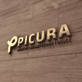 Dreidimensionale Werbebuchstaben an einer Außenfassade