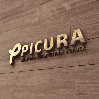 Dreidimensionale Werbebuchstaben an einer Außenfassade