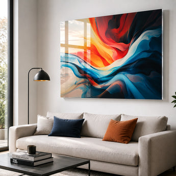 Acrylglas bedrucken als dekoratives Kunstwerk über einem Sofa. Das Motiv zeigt abstrakte, fließende Formen in kräftigem Blau, Orange und Rot. Die glänzende Oberfläche des Acrylglases reflektiert das Licht und verleiht dem modernen Wohnzimmer eine hochwertige Ästhetik.
