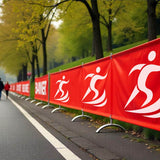 Bandenwerbung mit gut sichtbarem Logo am Spielfeldrand