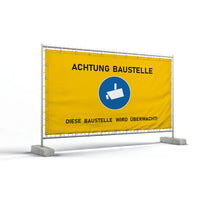 Bauzaunbanner – ein gelbes Banner an einem Bauzaun mit der schwarzen Aufschrift "ACHTUNG BAUSTELLE" und "DIESE BAUSTELLE WIRD ÜBERWACHT!" sowie einem blauen Kreis mit dem weißen Symbol einer Überwachungskamera in der Mitte.