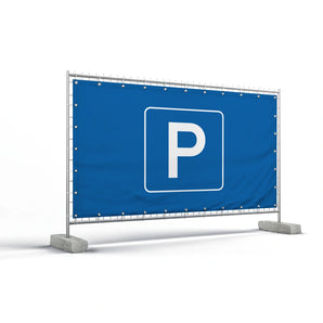 Bauzaunbanner – ein blaues Banner, das an einem Bauzaun befestigt ist, mit einem großen weißen "P" in einem abgerundeten Rahmen als Hinweis auf einen Parkplatz.
