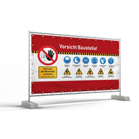Bauzaunbanner – ein rot-weißes Banner, das an einem Bauzaun befestigt ist, mit der Aufschrift "Vorsicht Baustelle!", dem Hinweis "Betreten der Baustelle verboten!" sowie diversen blauen Gebotszeichen und gelben Warnzeichen zur Arbeitssicherheit.