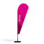 Beachflag bedrucken – Eine auffällige Beachflag in Tropfenform in kräftigem Magenta-Pink mit dem Picura Logo und Branding auf einem stabilen Standfuß für effektive Event-Werbung im Außenbereich.