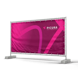 Bauzaunbanner mit Firmenlogo an einem Metallzaun auf einer Baustelle