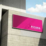 Individuell bedrucktes Fassadenschild an einer modernen Firmenfassade