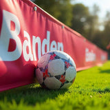 Kabelbinder halten eine Plane sicher an einem Gitterzaun fest