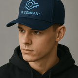 Verschiedene Cap-Modelle werden für eine Team-Aktion präsentiert